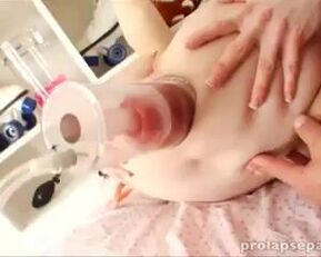 Watch this kinky MILF pump her ass with a vacuuming motion