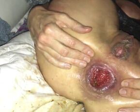 Watch this amateur babe get her tight ass stretched wide open by a big juicy lemon!