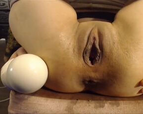 Amateur babe fisting her pussy with a door handle in closeup action