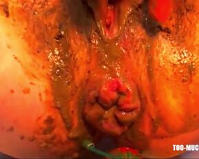 Watch this amateur MILF with a prolapsed asshole play with herself full of crap