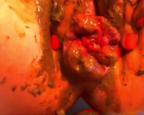 Watch this amateur MILF with a prolapsed asshole play with herself full of crap